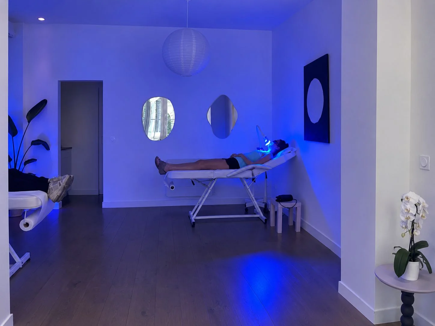 Salle de soin de l'institut Blanc de Blanc à Bordeaux pendant une séance d'éclaircissement dentaire